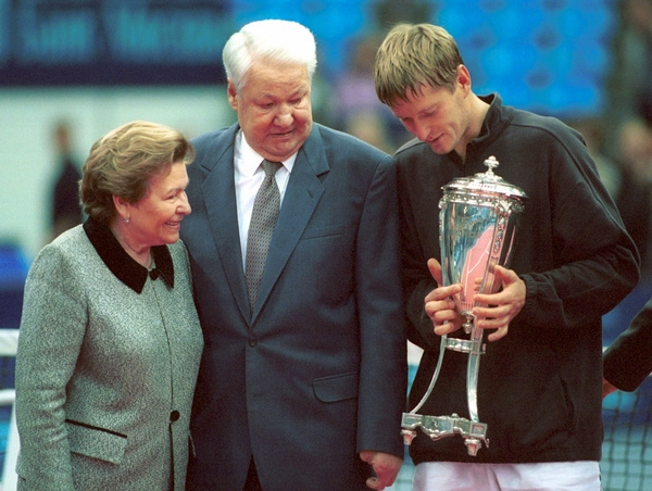Первый президент России Борис Ельцин с женой Наиной Ельциной поздравляет Евгения Кафельникова с победой на турнире «Кубок Кремля»