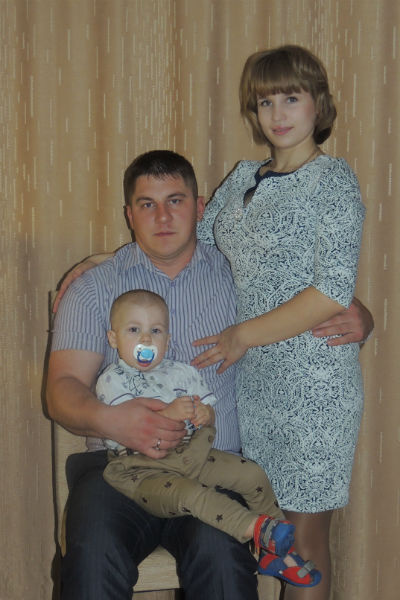 Устроившись работать на завод, Маша познакомилась с Олегом, сыном директора, и вышла за него замуж. Недавно у них родился сын Арсений