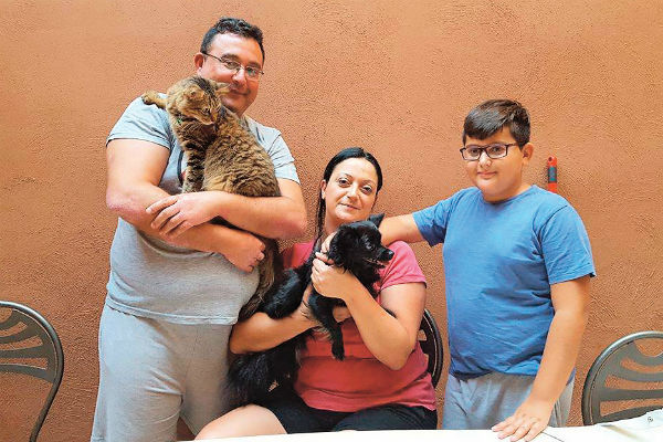 Грей вместе со своей новой семьей на Мальте
