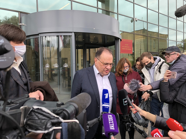 Петр Хархорин не удовлетворен решением суда, однако, не стал делиться планами относительно дальнейших действий Петр Хархорин не удовлетворен решением суда, однако, не стал делиться планами относительно дальнейших действий