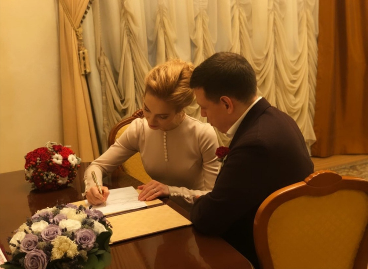 Пара расписалась в Кутузовском загсе Пара расписалась в Кутузовском загсе