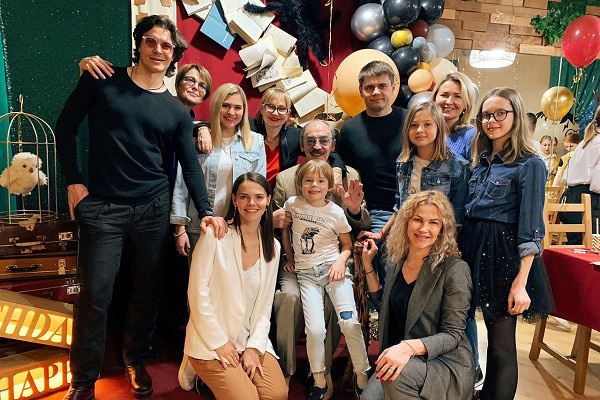 Катерина не хочет быть актрисой. По ее словам, людей этой профессии в ее семье достаточно Катерина не хочет быть актрисой. По ее словам, людей этой профессии в ее семье достаточно