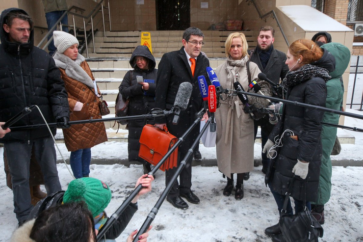 Адвокат Анатолий Клейменов и представитель клиники «Мать и дитя» во время общения с журналистами
