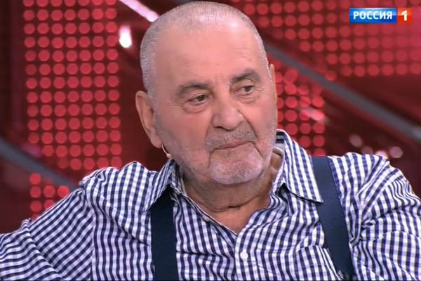 Сосед считает, что война за баню началась из-за личных проблем Баталова Сосед считает, что война за баню началась из-за личных проблем Баталова