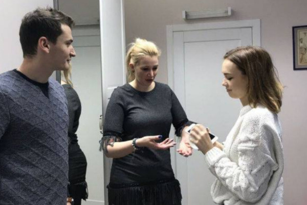 Диана Шурыгина с супругом выбирают импланты Диана Шурыгина с супругом выбирают импланты