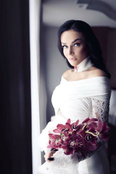 Алена Водонаева выбрала для свадьбы элегантное белое платье