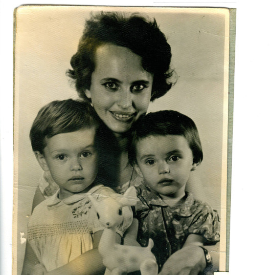 Маленькая Ирина Безрукова с мамой и сестрой