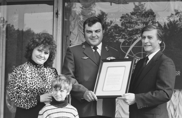 Начальник полиции Михаил Панкрушев с женой и сыном с приветственным письмом и подарком от президента США Джорджа Буша