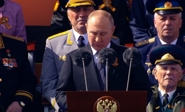 Путин начал свою речь с обращения к военным на Украине