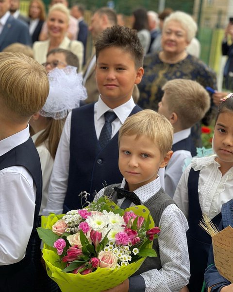 Бородина, Волочкова, Лазарев, Пересильд и другие звезды отвели детей в школу — фото