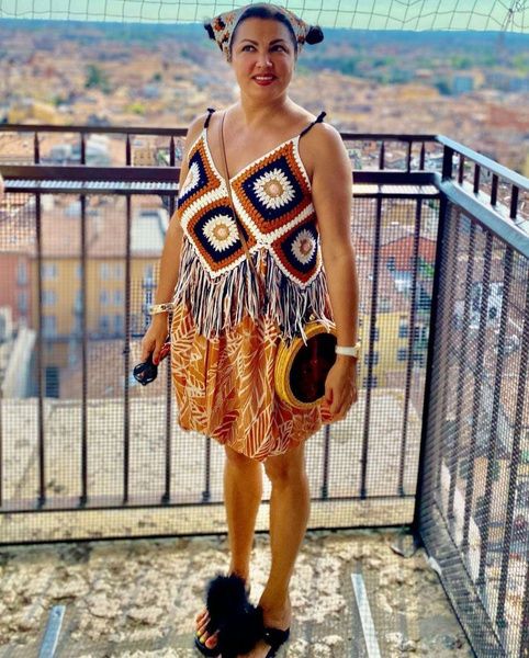 Мини, кружева и топ кроше: Анна Нетребко выгуляла необычные наряды на европейских курортах