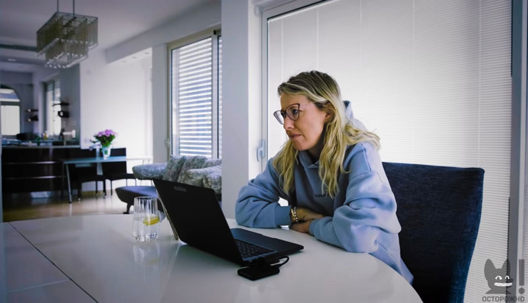 Собчак решила не тратить время и деньги на укладки и макияж Собчак решила не тратить время и деньги на укладки и макияж