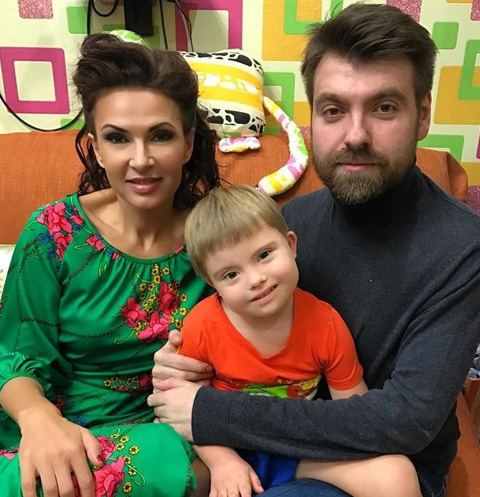 Эвелина Бледанс с мужем и сыном