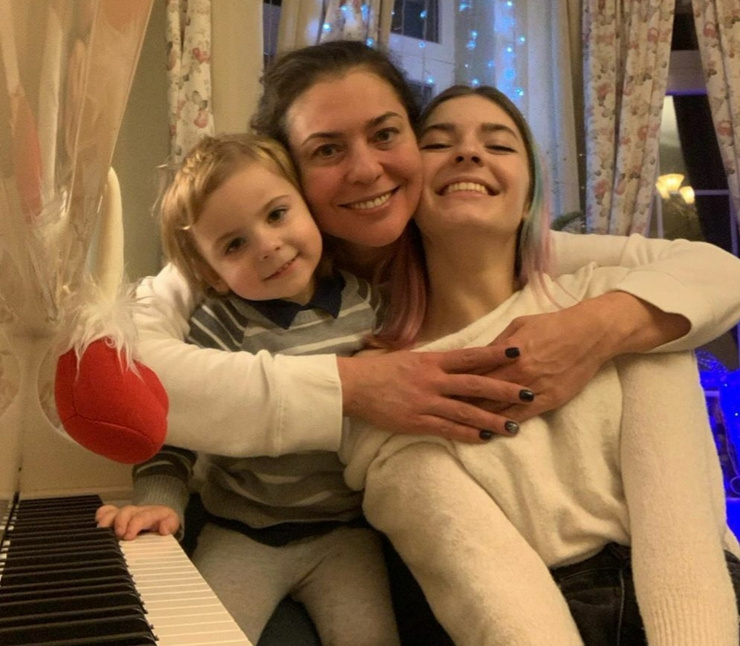 Многодетная мама наслаждается природой на даче