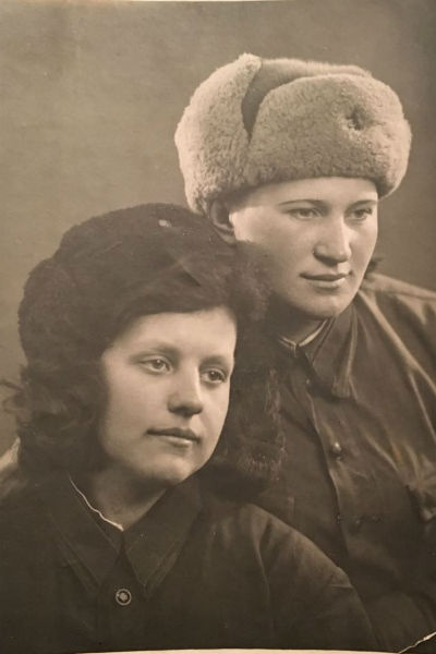 Фотография с форонта бабушки Вячеслава Манучарова с подругой Фотография с форонта бабушки Вячеслава Манучарова с подругой
