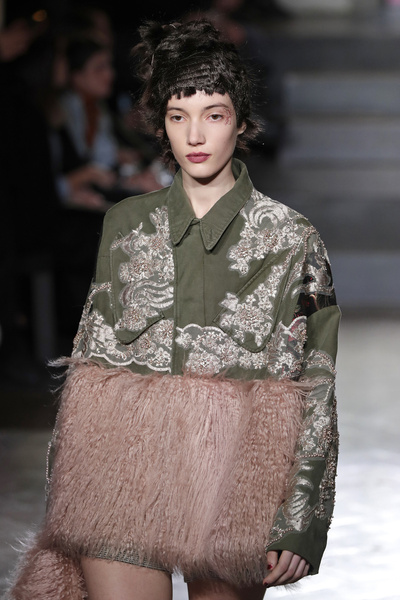 Манекенщица во время показа Антонио Марраса в рамках Миланской недели моды Осень/Зима 2020-2021