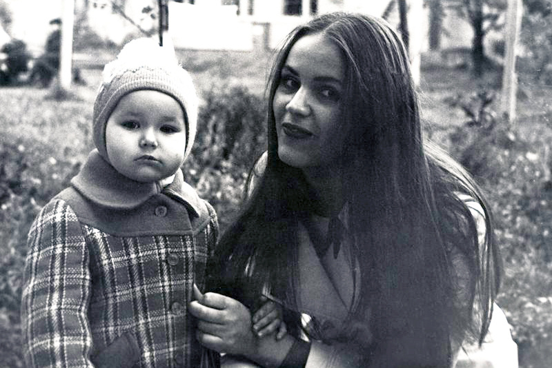 Елена Алексеевна предлагала дочери пойти в медицинский, но Оксана боялась вида крови