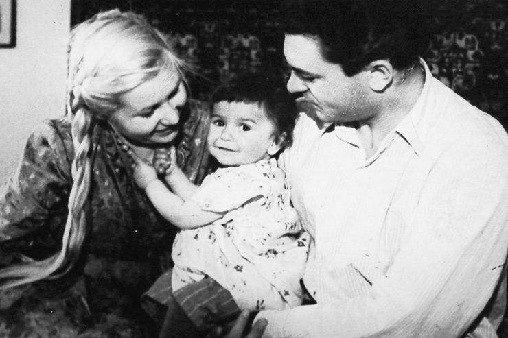 Поначалу Инна Макарова запрещала дочери видеться с отцом, полюбившим Ирину Скобцеву