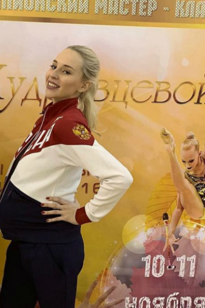 Яна даже на последних сроках беременности продолжала посещать рабочие мероприятия Яна даже на последних сроках беременности продолжала посещать рабочие мероприятия