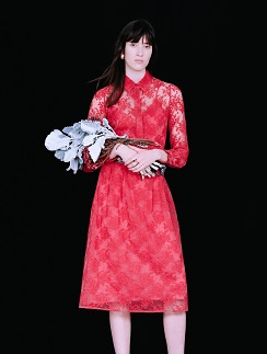 Модель в платье от Finery London Модель в платье от Finery London