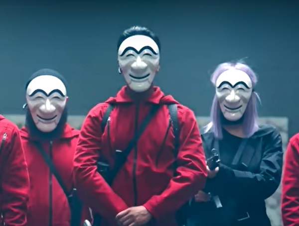 В сериале «Бумажный дом: Корея» оставили фирменные красные костюмы и маски