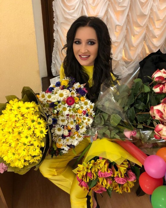 Ольга Бузова с букетами цветов, подаренными поклонниками в Сочи