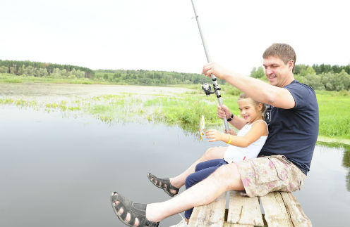 На своей первой рыбалке, на Можайском водохранилище, Таня с помощью папы поймала три рыбешки. Но потом их выпустила