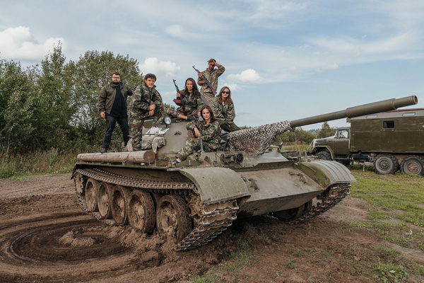 Друзья ездили на танке и военных машинах Друзья ездили на танке и военных машинах