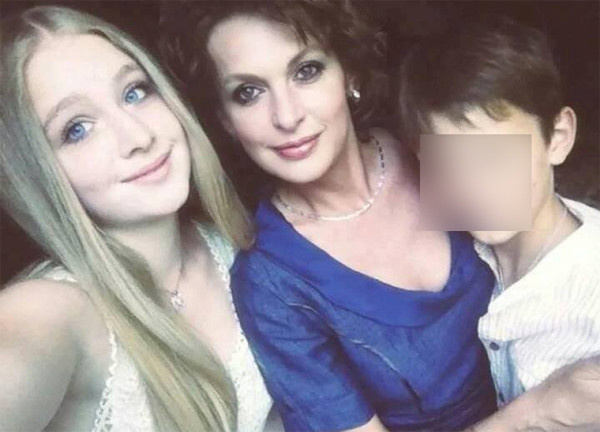 Жена Сергея Бодрова с дочерью и сыном Жена Сергея Бодрова с дочерью и сыном