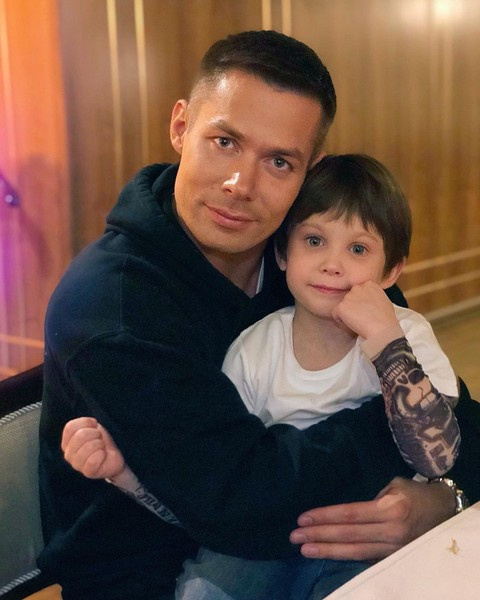 Артист не живет с экс-супругой, однако поддерживает связь с сыном