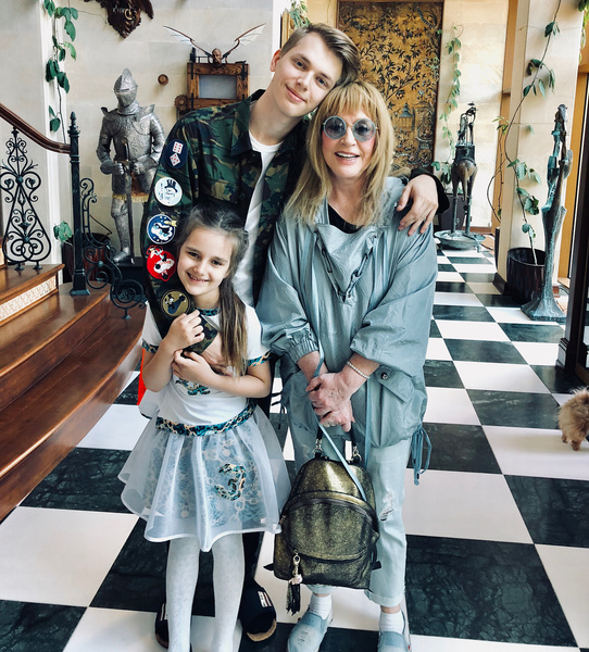 Алла Борисовна с внуками