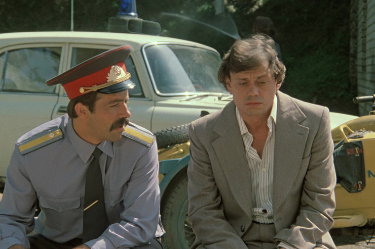 Герой Караченцова соглашается прикинуться алкоголиком, чтобы Маруся получила развод