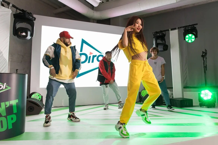 Кроссовки Dirol Don’t Drop на ногах танцовщицы Кроссовки Dirol Don’t Drop на ногах танцовщицы