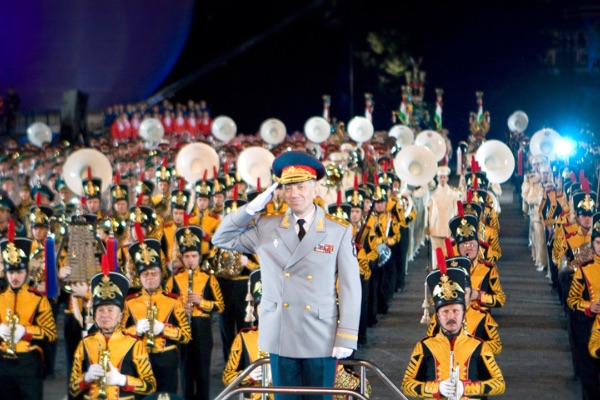 Валерий Халилов вместе с оркестром во время выступления на Красной площади 