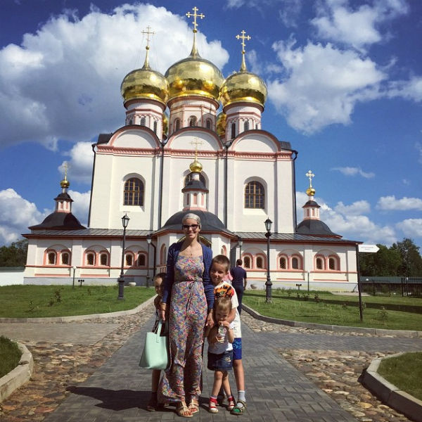 Недавний 31-й день рождения Тани встретили на Валдае. «Доехали до Иверского монастыря, там пообедали, накупались», - написала она в блоге Недавний 31-й день рождения Тани встретили на Валдае. «Доехали до Иверского монастыря, там пообедали, накупались», - написала она в блоге