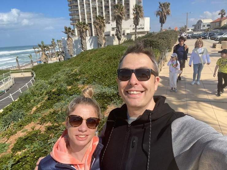 Аллу Борисовну с Галкиным и двойняшками Гарри и Лизой застали на прогулке в Израиле