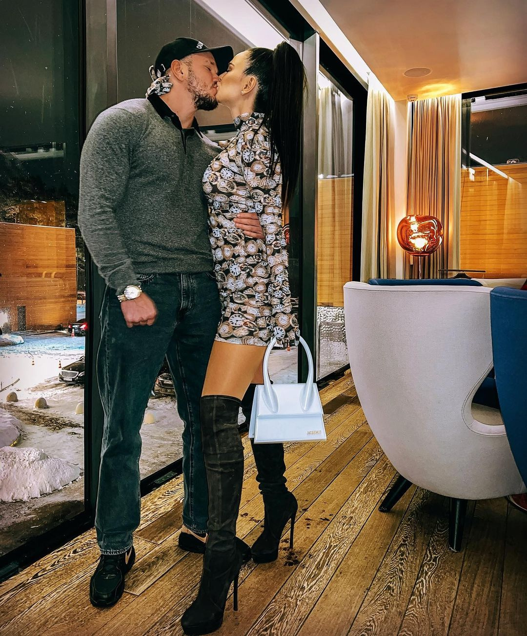 новости Танцы в обнимку с мужем и песни в караоке