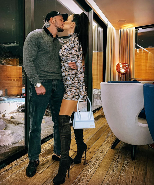 новости Танцы в обнимку с мужем и песни в караоке