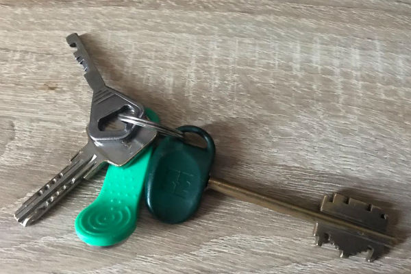 Антон похвастался ключами от новой квартиры