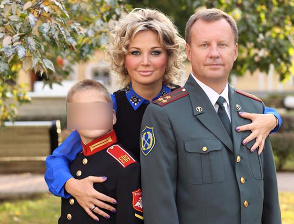Мария Максакова и Денис Вороненков с сыном певицы от прежних отношений