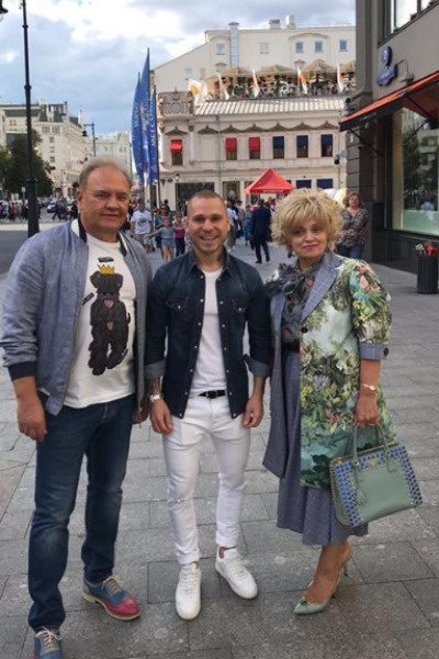 Надежда Кадышева с мужем (слева) и стилистом (по середине)