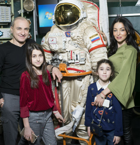 Михаил Турецкий с дочками Эммануэль, Беатой и супругой Лианой отправился на экскурсию в Звездный городок