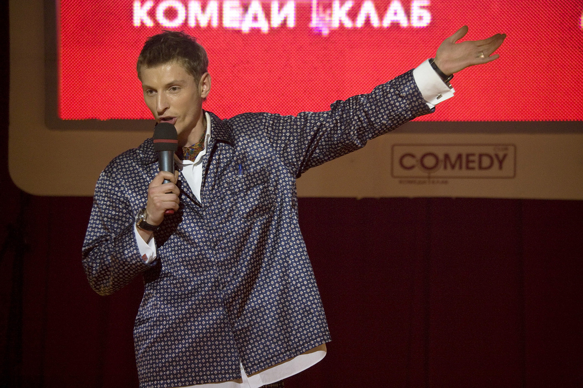 Стилисты часто подбирали для комика объемные рубашки