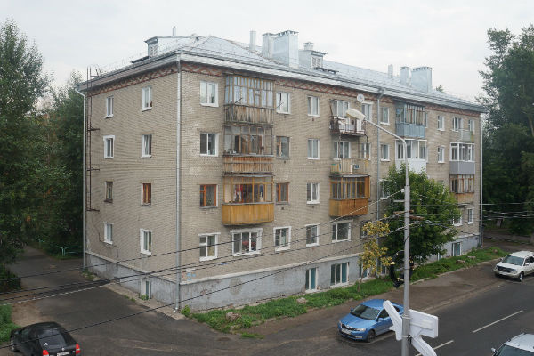 Спустя полтора месяца с крыши того же дома упал еще один парень, его спасти не удалось