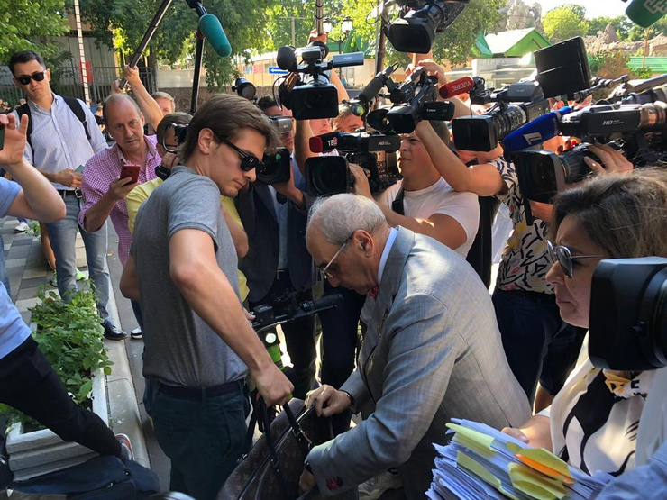 Добровинский передал самокат сыну
