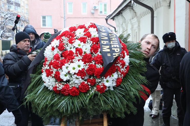 Похоронят сценариста на Троекуровском кладбище