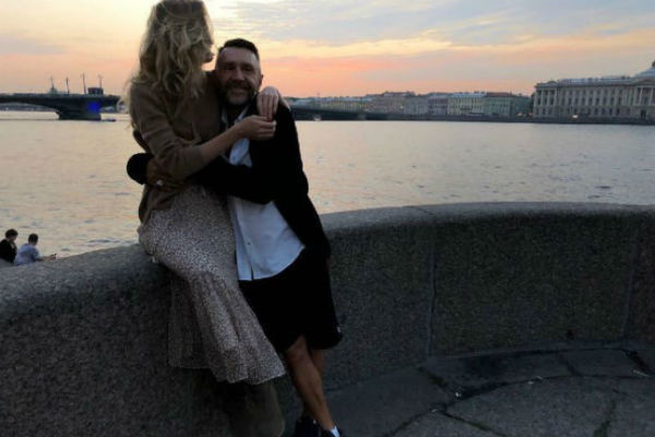 Недавно Сергей Шнуров вновь женился Недавно Сергей Шнуров вновь женился