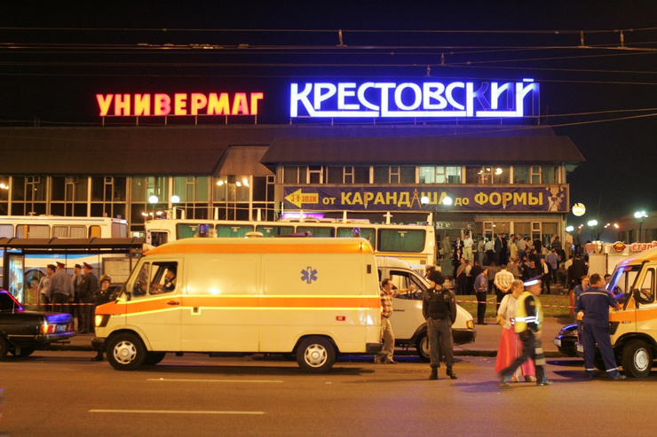 Взрывной волной выбило стекла витрин универмага у станции