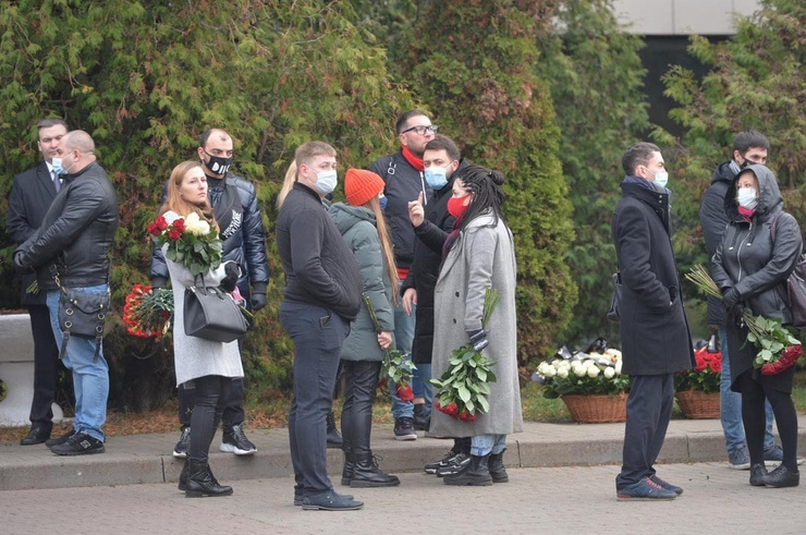 Около здания собралось почти 50 человек