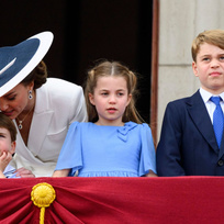Гарри и Меган не пустили на балкон, а принц Луи стал мемом. Елизавета II отмечает 70 лет правления 